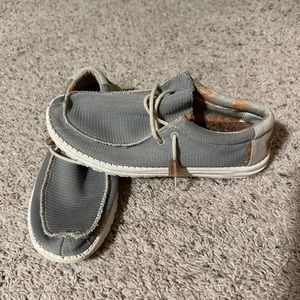 Men’s size 9 Hey Dudes